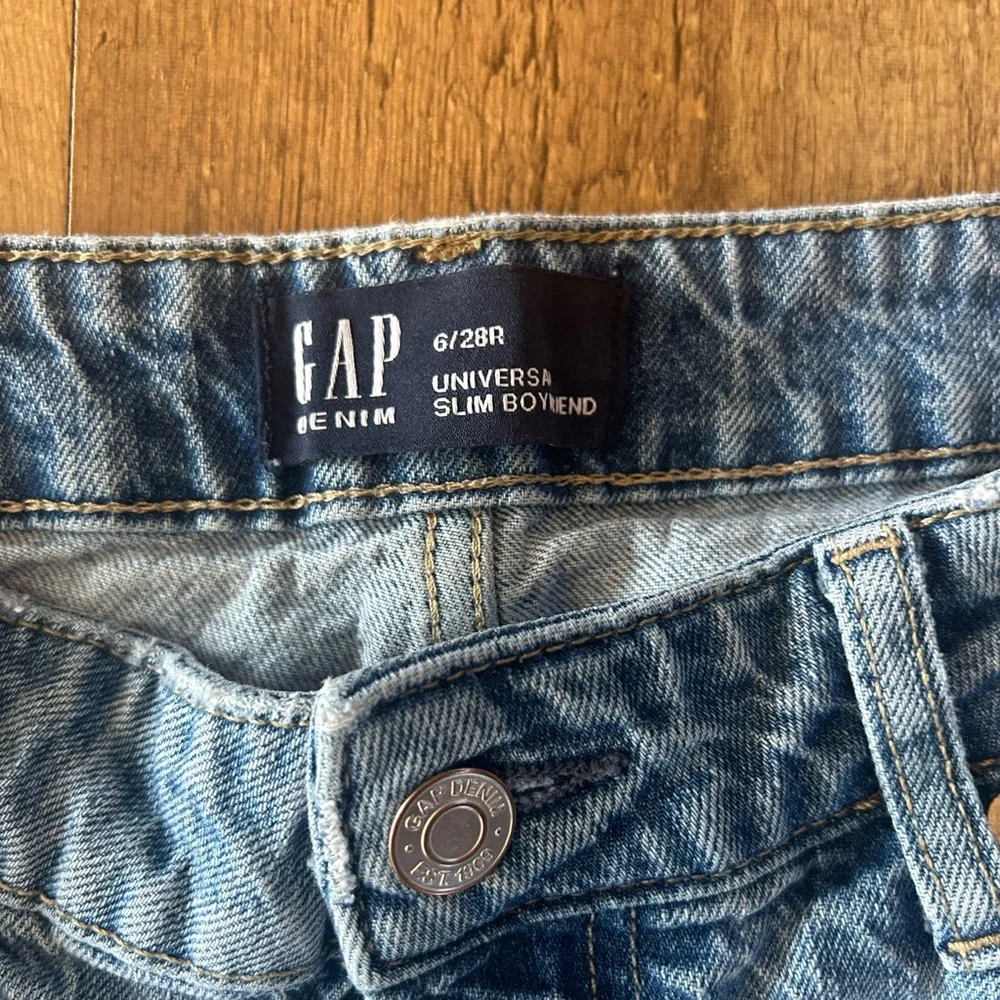 GAP Universal Slim Boyfriend Jeans 6/28 Light Wash Raw Hem Cropped - Picture 6 of 9